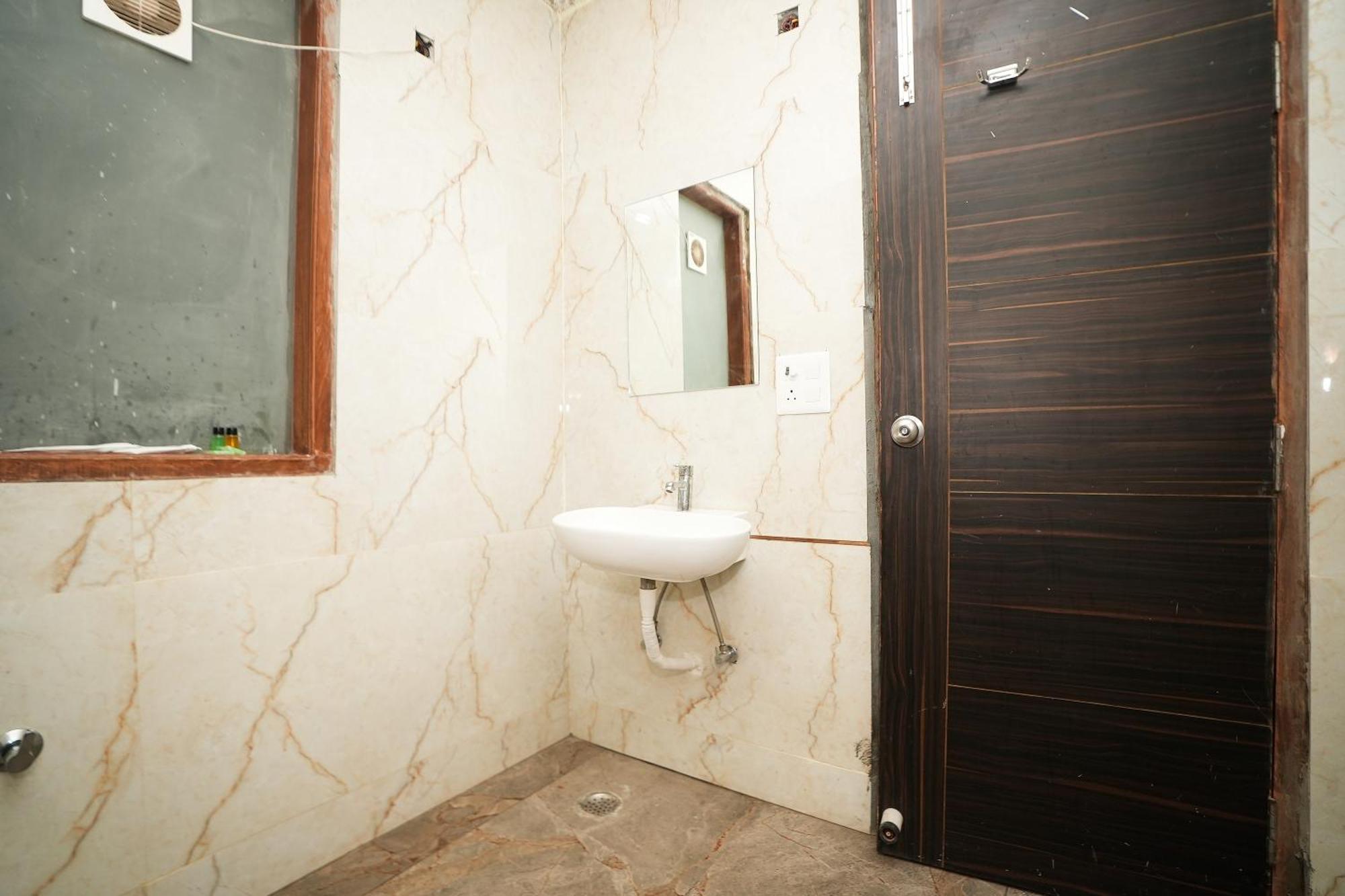 Hotel Tanvi Premium Residency Near Artemis Hospital, Gurugram à Gurgaon Extérieur photo