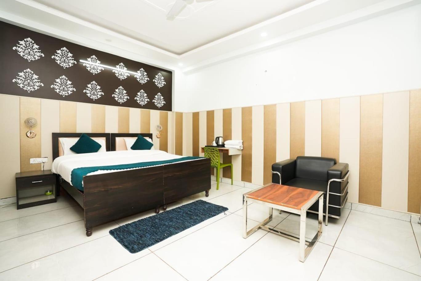 Hotel Tanvi Premium Residency Near Artemis Hospital, Gurugram à Gurgaon Extérieur photo