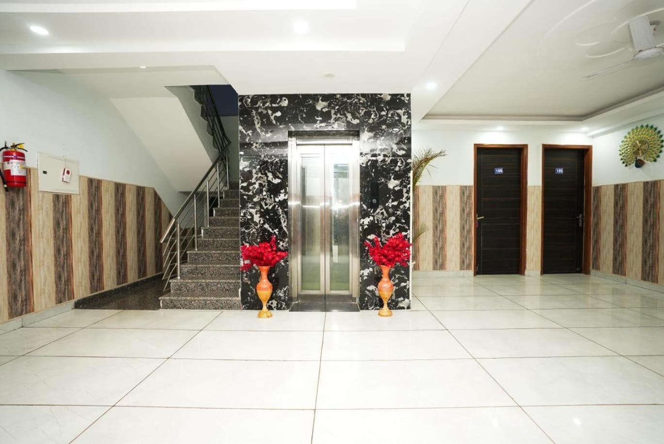 Hotel Tanvi Premium Residency Near Artemis Hospital, Gurugram à Gurgaon Extérieur photo