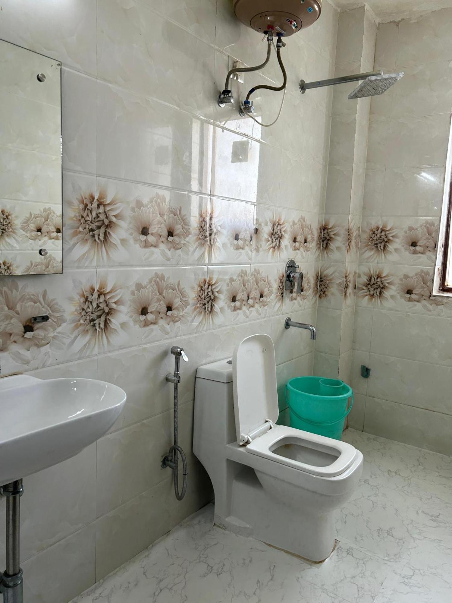 Hotel Tanvi Premium Residency Near Artemis Hospital, Gurugram à Gurgaon Extérieur photo